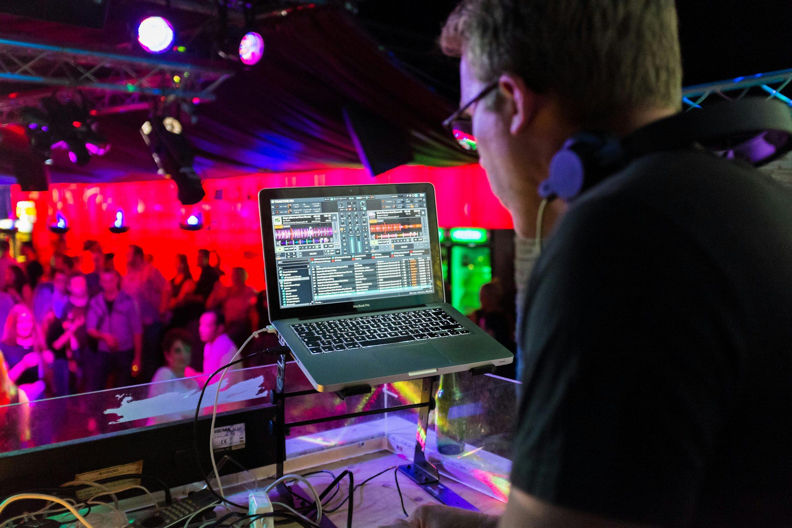 Budgetvriendelijke opties voor bruiloft dj’s: hoe kwaliteit te krijgen zonder de bank te breken