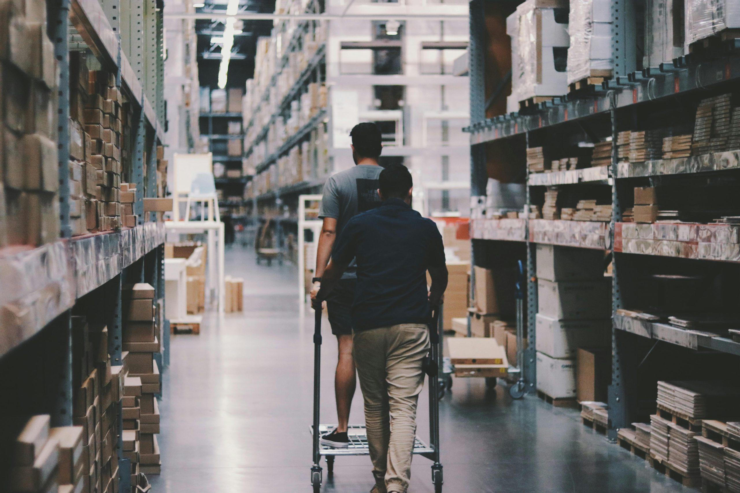 Veilig werken tussen de rekken: een focus op veiligheid in magazijnen